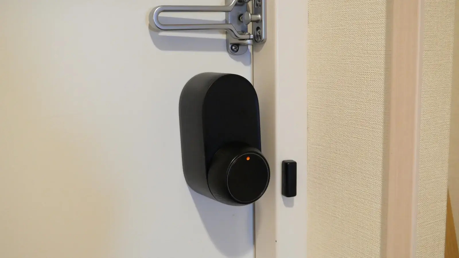 SwitchBotロックUltraを玄関ドアに取り付けた状態