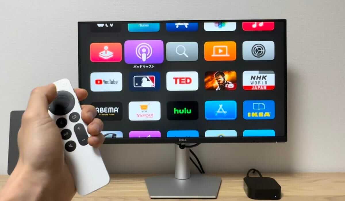 Apple TV 4KをSiri Remoteで操作している様子