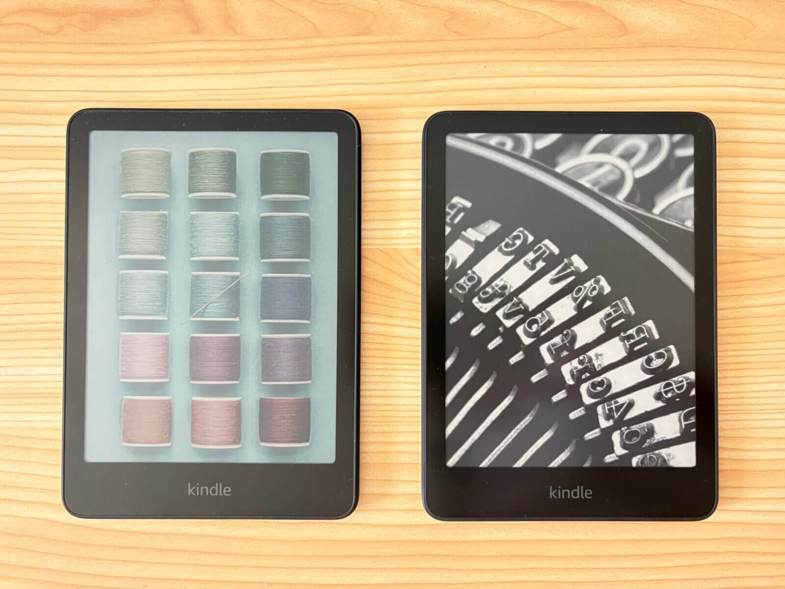 Colorsoft（左）と Paperwhite （右）の通常モデル。実機画像。どちらも16GBのブラックを同じ角度で並べています。